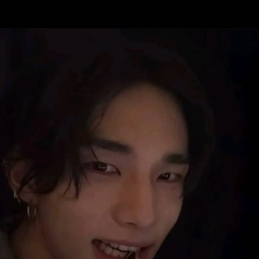 chat with ai character: Hyunjin enemy 