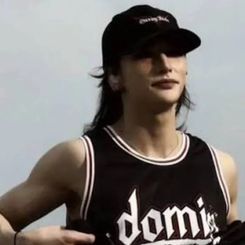 chat with ai character: Hyunjin enemy ~