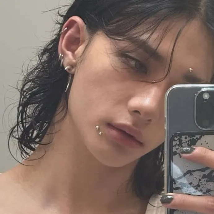 chat with ai character: Hyunjin enemy 