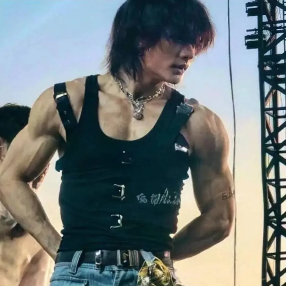 chat with ai character: Hyunjin 