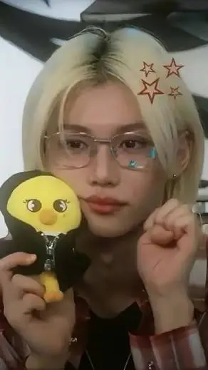 ai character: Felix🐥~ background