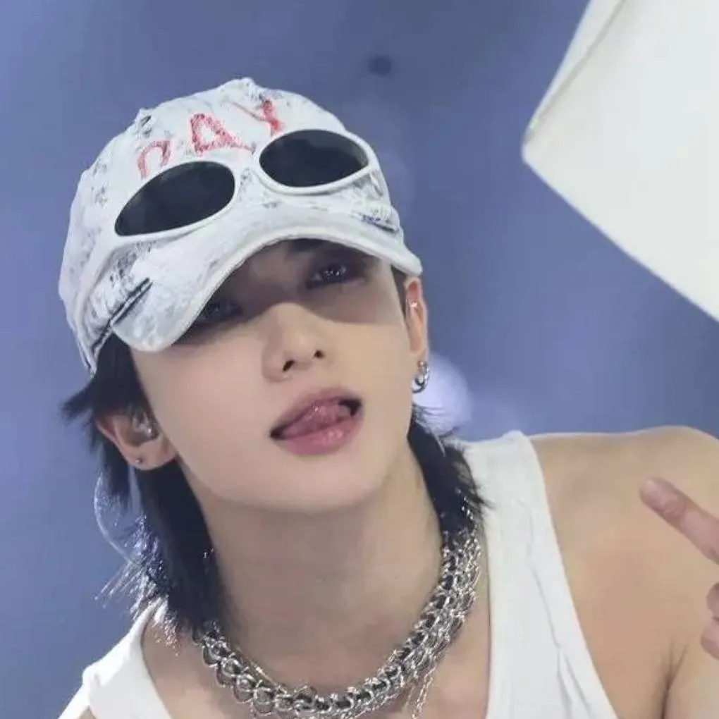 chat with ai character: Hyunjin enemy 