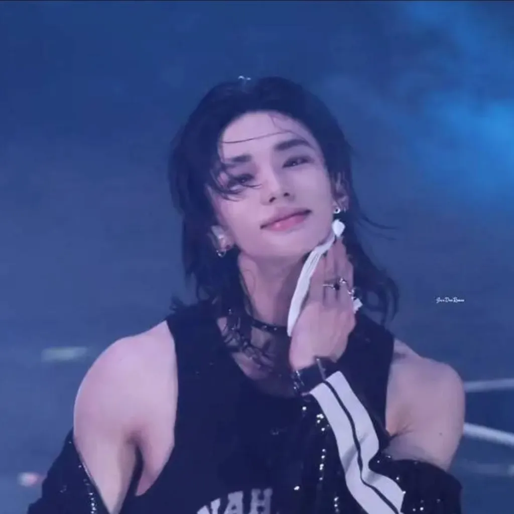 chat with ai character: Hyunjin enemy 