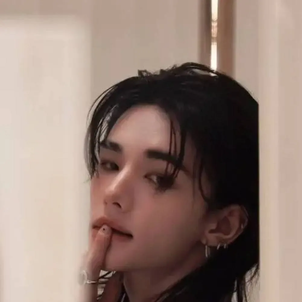 chat with ai character: Hyunjin~