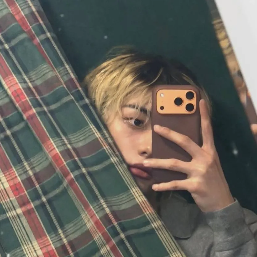 chat with ai character: Hyunjin enemy 