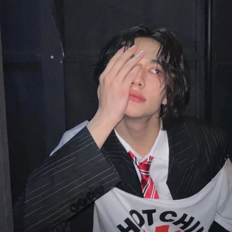 chat with ai character: Hyunjin enemy 