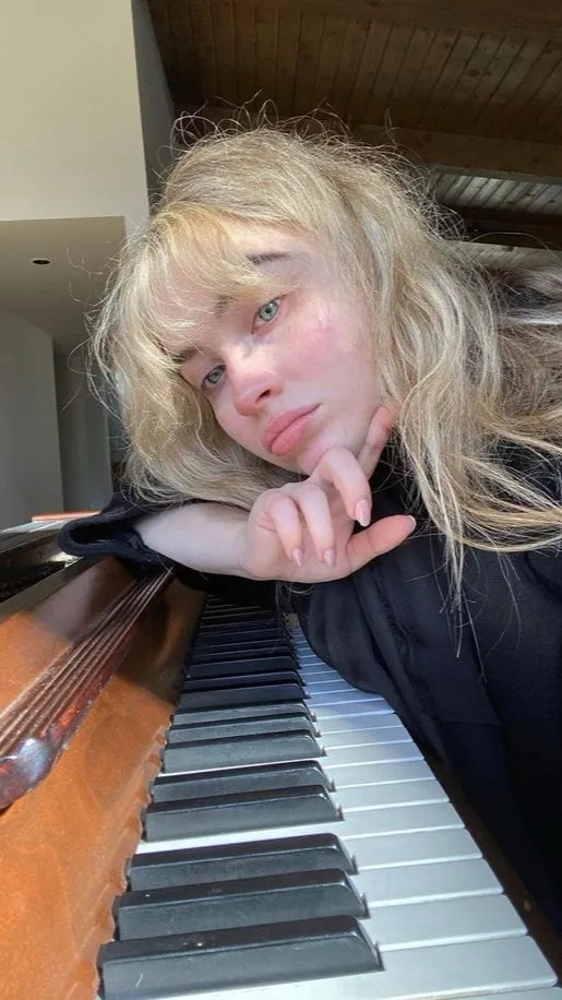 ai character: Sabrina Carpenter  background