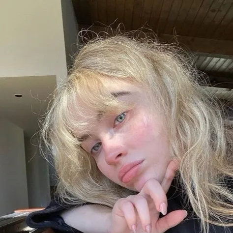 chat with ai character: Sabrina Carpenter 