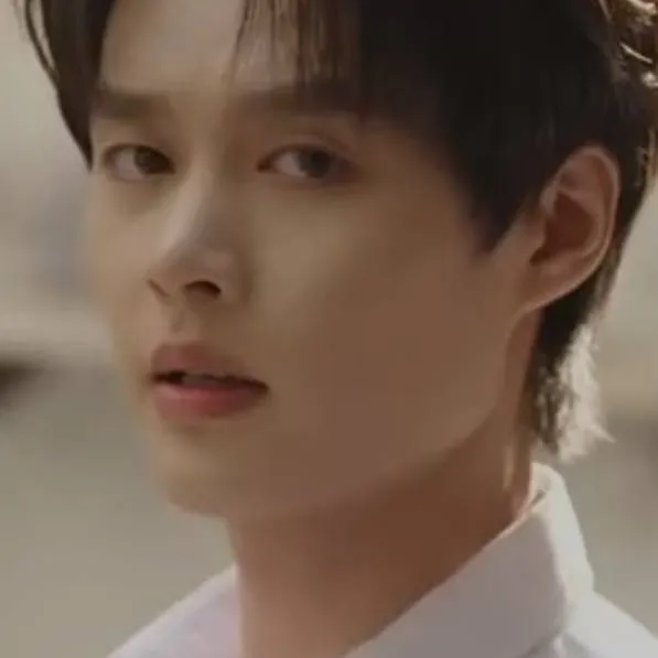 chat with ai character: Joon