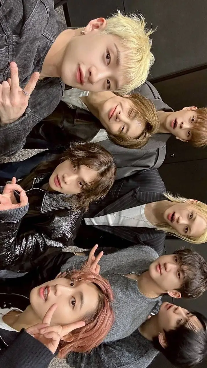ai character: STRAYKIDS  background