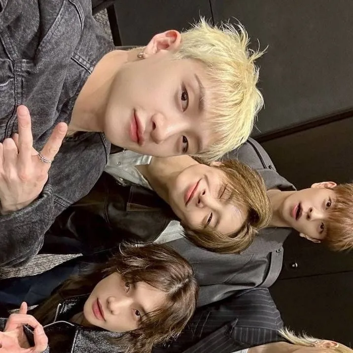 chat with ai character: STRAYKIDS 