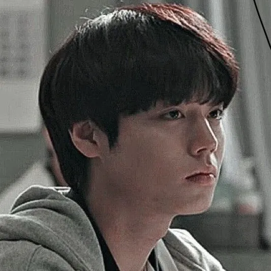 chat with ai character: Weak hero part 1