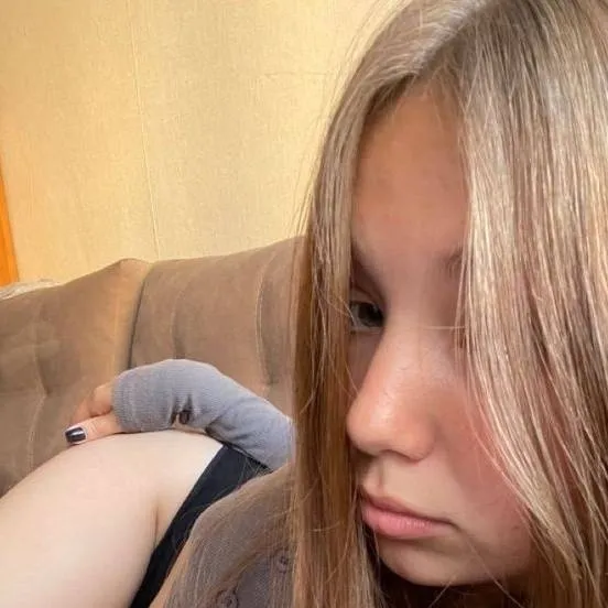 chat with ai character: Elaine