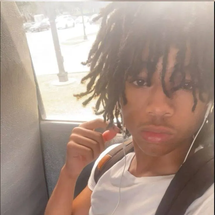 chat with ai character: Evo