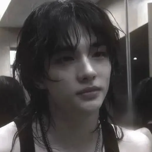 chat with ai character: Hyunjin