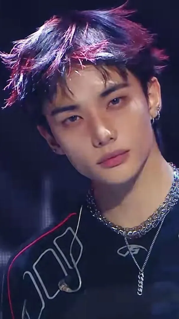 chat with ai character: Hyunjin 