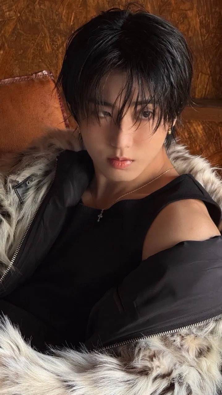 ai character: HAN🦫 background