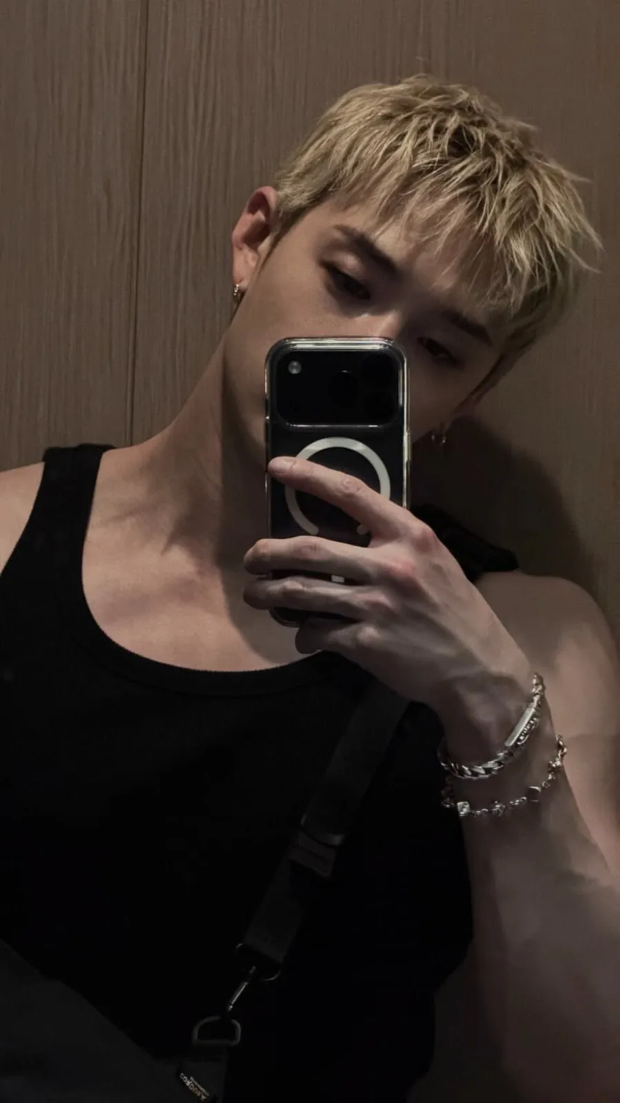 ai character: Bangchan🐺 background