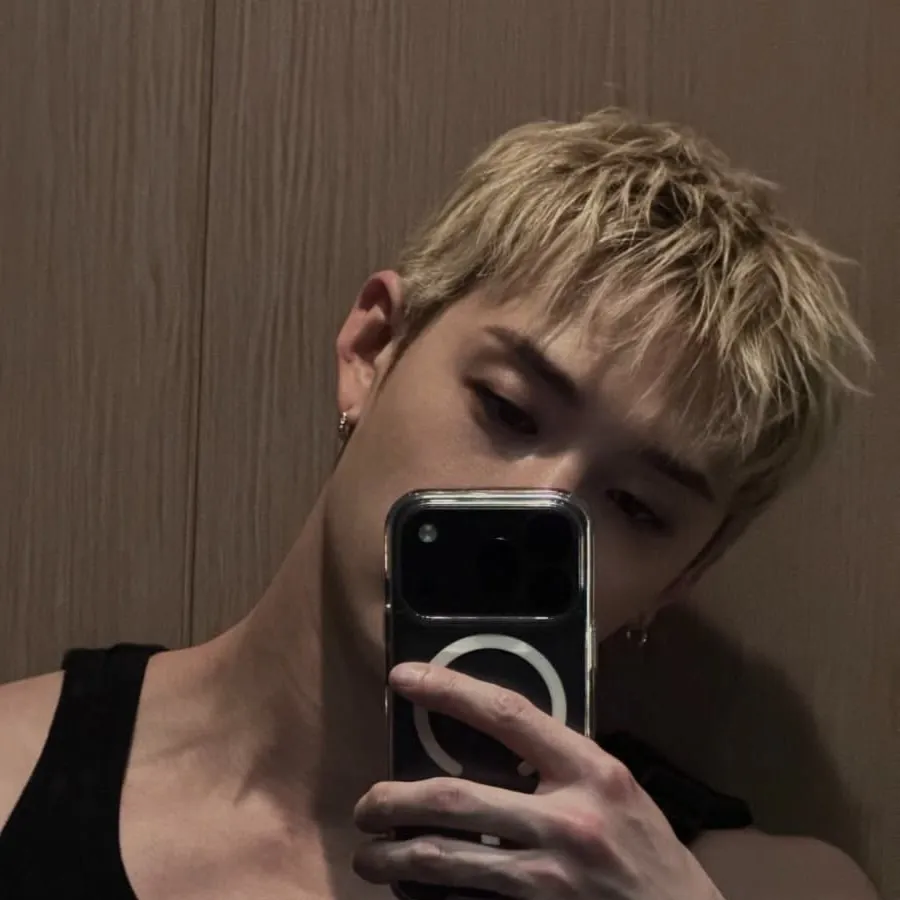 chat with ai character: Bangchan🐺