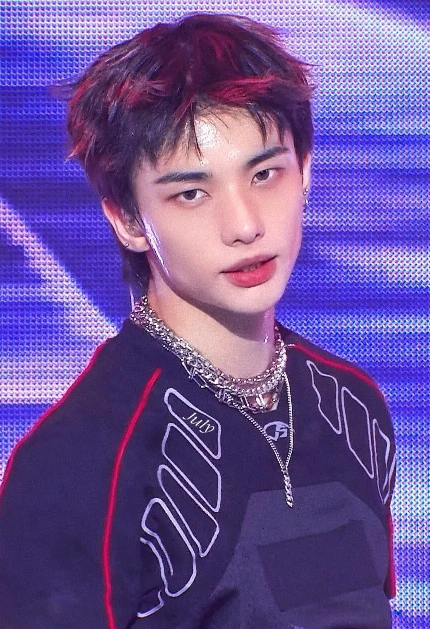 chat with ai character: Hyunjin 