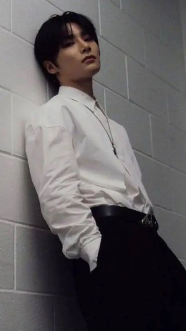 ai character: Skz = Jeongin ver background