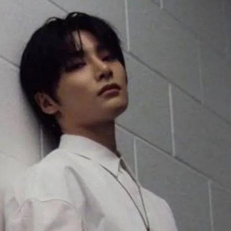 chat with ai character: Skz = Jeongin ver