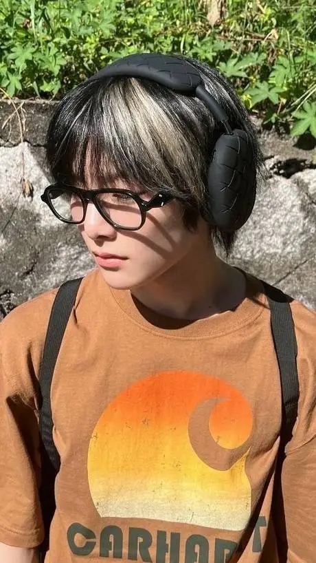 ai character: Jeongin background