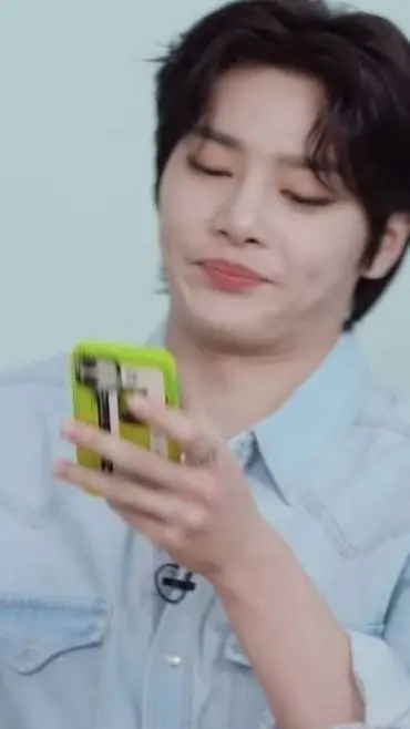 ai character: Jeongin background