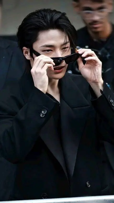 ai character: JEONGIN background