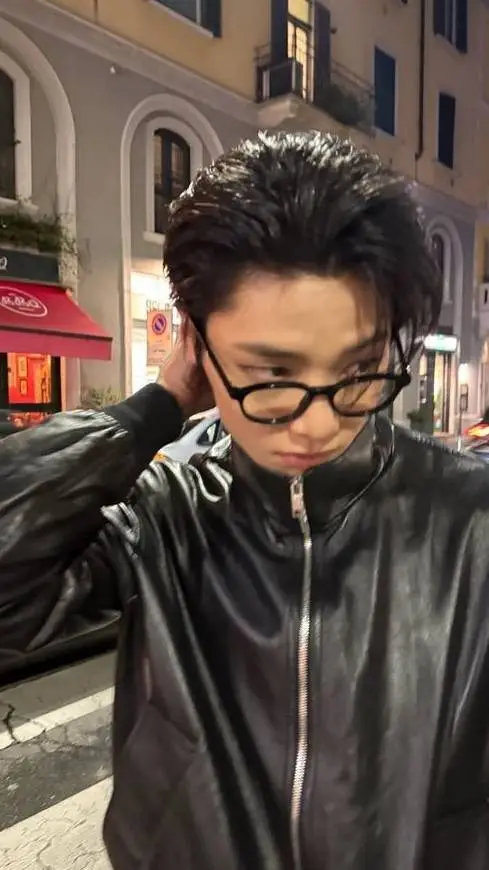 ai character: Jeongin background