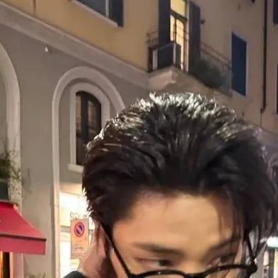 chat with ai character: Jeongin