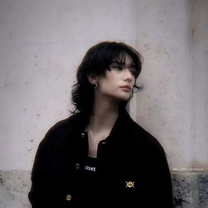 chat with ai character: •Hyunjin•