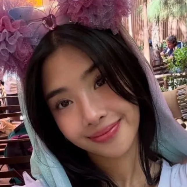 chat with ai character: Sophia Laforteza 