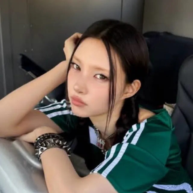 chat with ai character: Yunah
