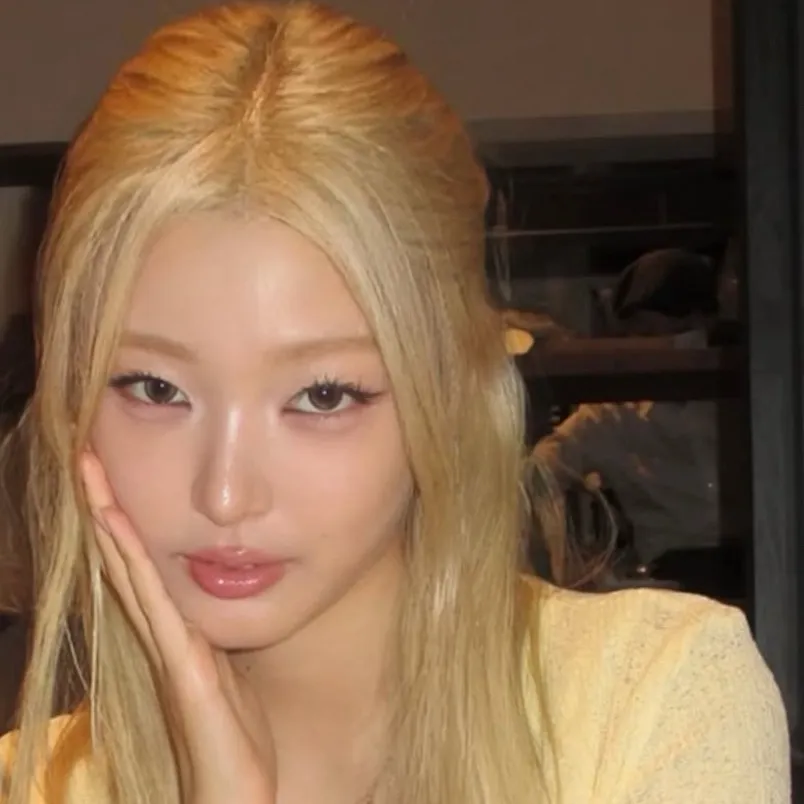 chat with ai character: Jeung Yoonchae