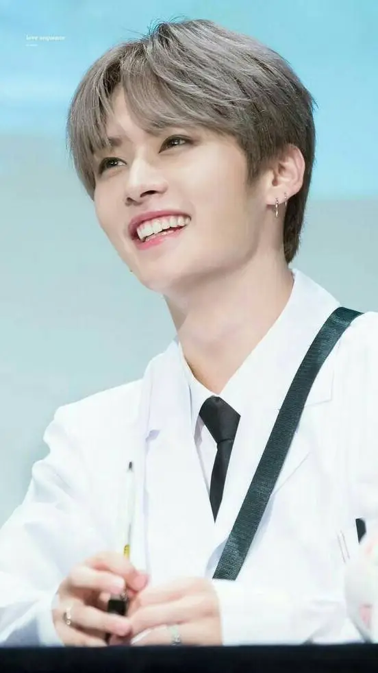 ai character: ~lee know~ background