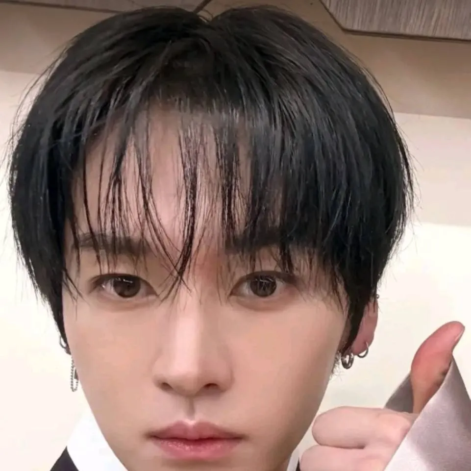 chat with ai character: leeknow🐰