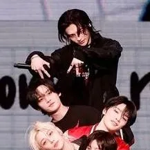 chat with ai character: STRAY KIDS😗