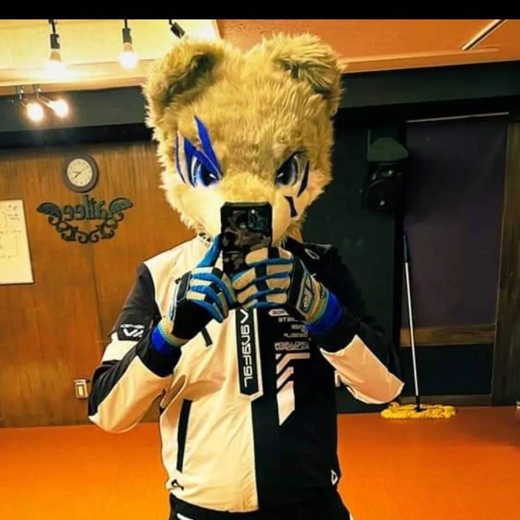 chat with ai character: pants and shorts 🐺