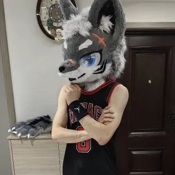 chat with ai character: 🐺 pants and shorts