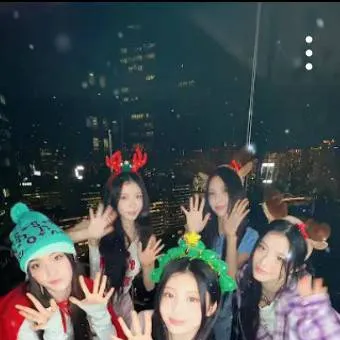 chat with ai character: Illit