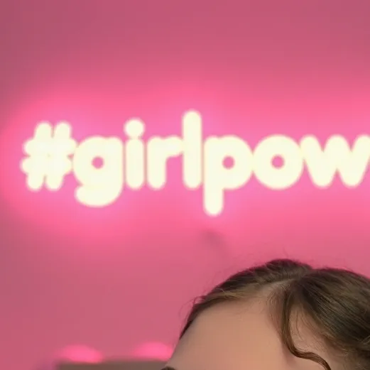 chat with ai character: Girl power 🤍🤩🫶🏻💗