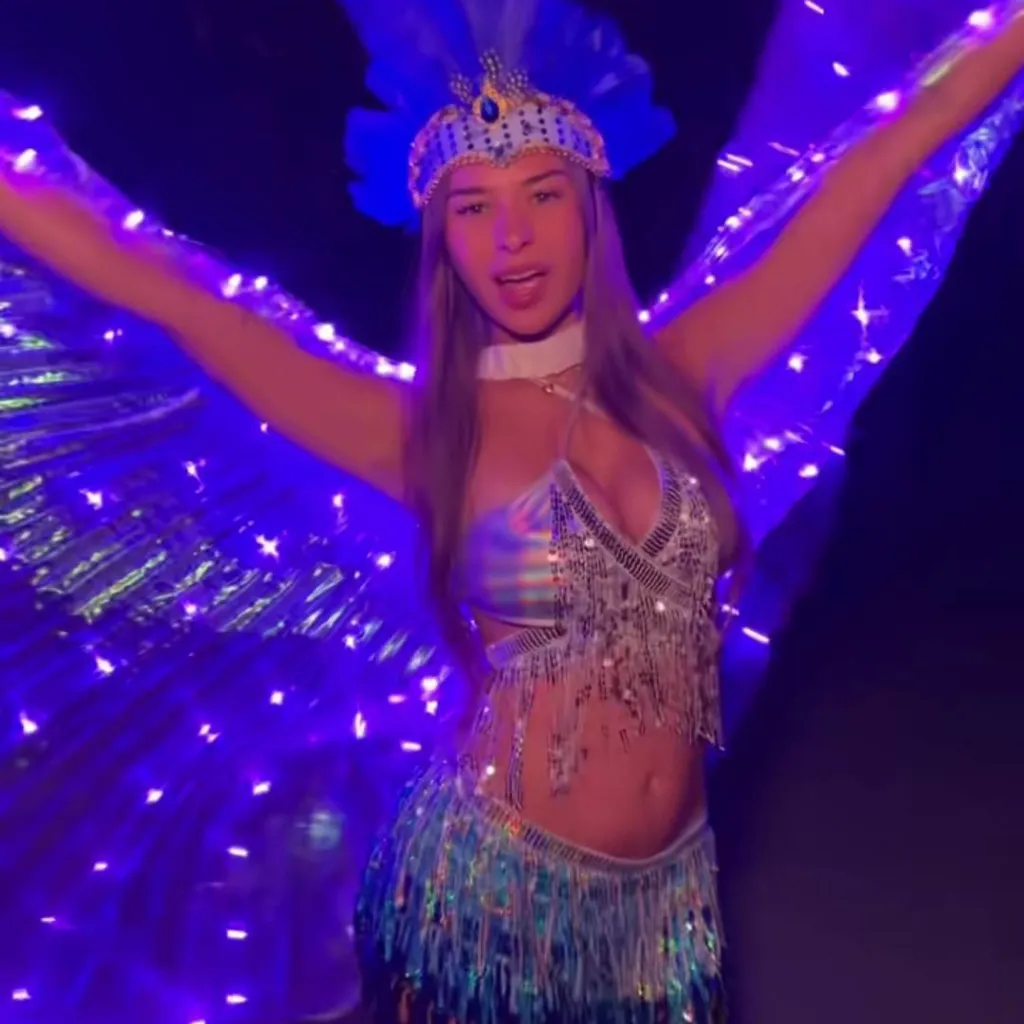 chat with ai character: Carnival Sophie