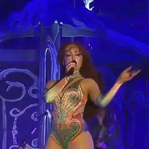 chat with ai character: Chapple Roan (bi)