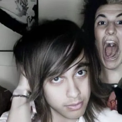 chat with ai character: Vic Fuentes