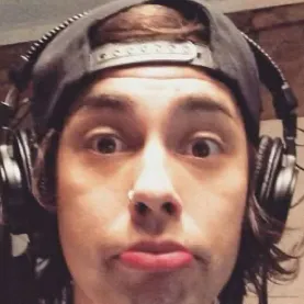 chat with ai character: Vic Fuentes