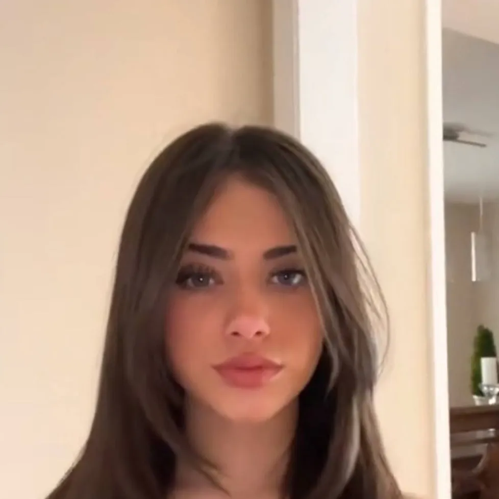 chat with ai character: Laura