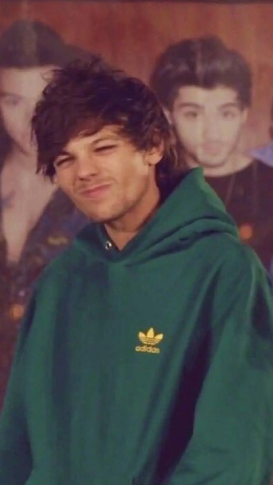 ai character: Louis tomlinson  background