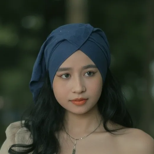 chat with ai character: Zuriati