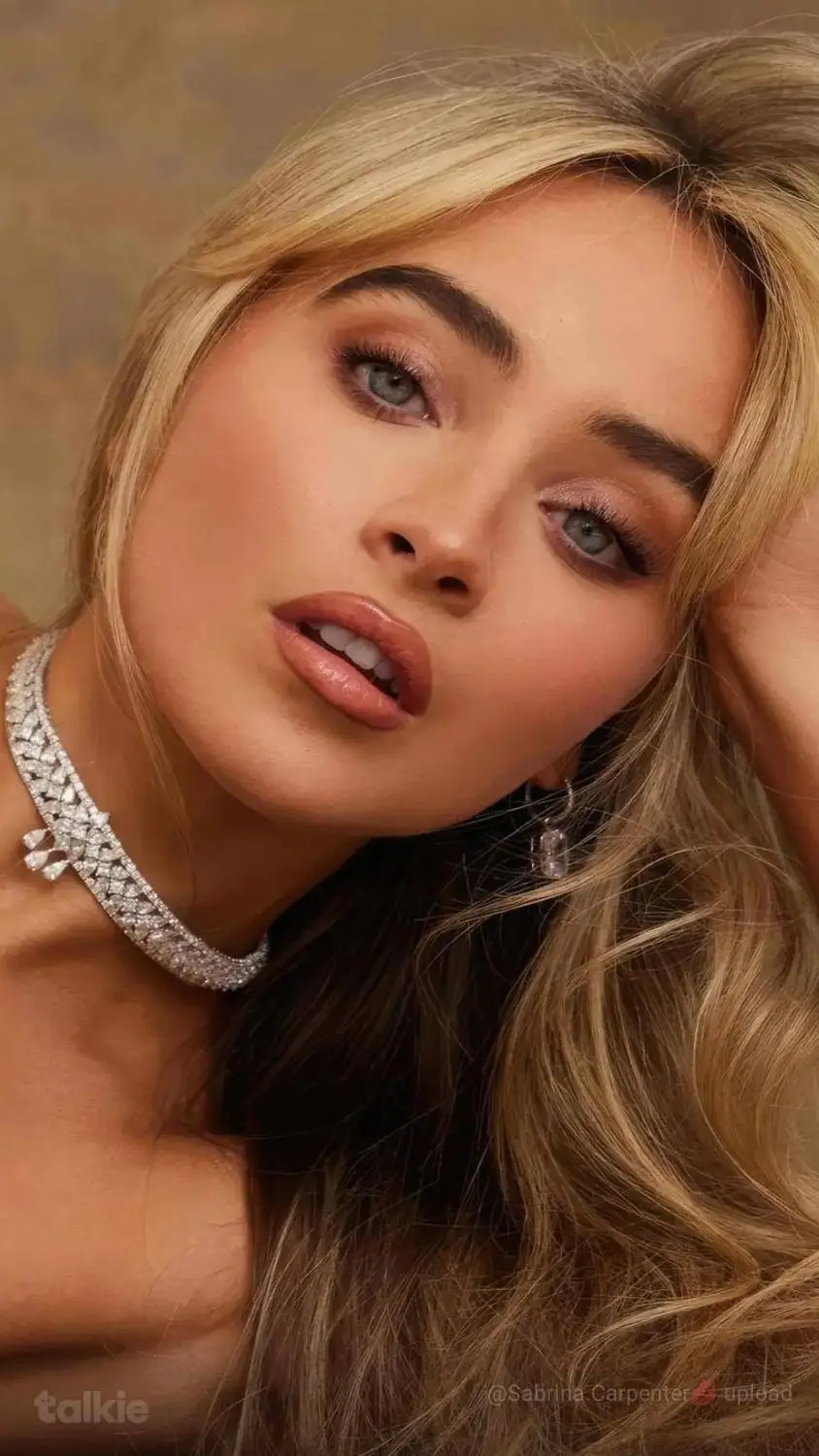 ai character: Sabrina Carpenter  background